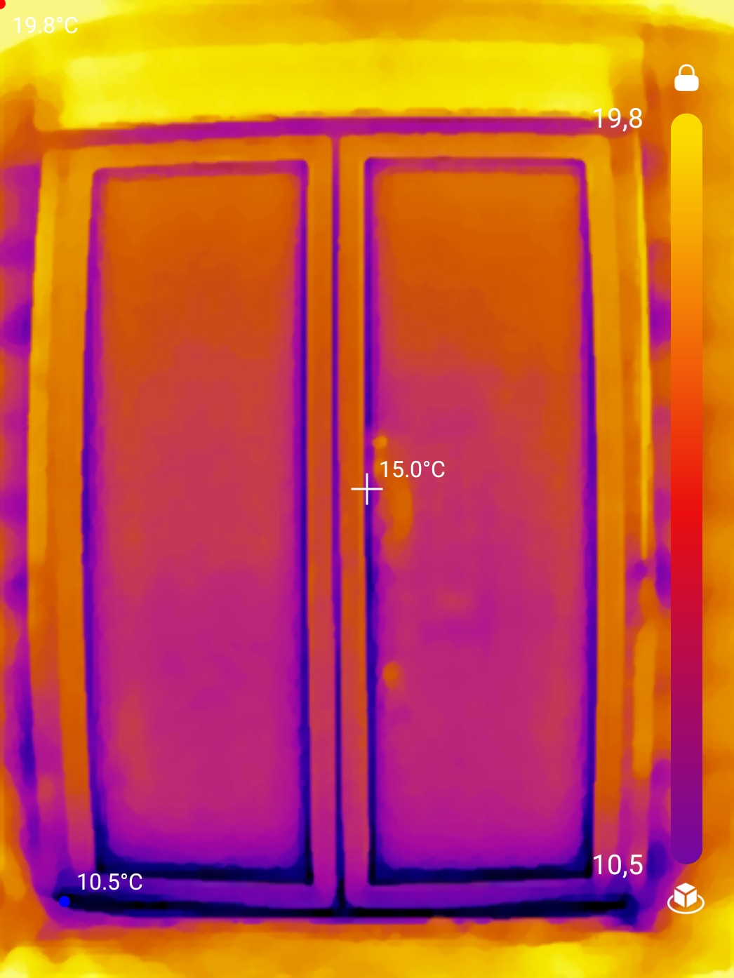 Foto termografica reale di un infisso esterno con dispersione di calore lungo i bordi del telaio